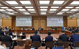 　開かれた中央社会保険医療協議会の総会＝１３日午前、東京都千代田区
