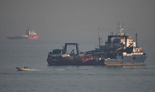 　ホルムズ海峡の船舶＝５日、イラン・バンダルアバス沖（共同）