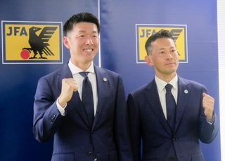 　サッカーＷ杯北中米３カ国大会の担当審判員に選ばれた荒木友輔主審（左）と三原純副審＝１３日、東京都内