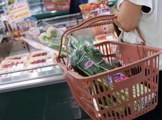 　スーパーの買い物客＝２０２５年１０月、東京都練馬区のアキダイ関町本店