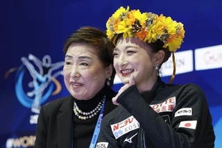 　フィギュアスケート世界選手権で、女子フリーの得点を待つ坂本花織（右）と中野園子コーチ＝３月２７日、チェコ・プラハ（共同）