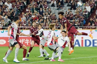 　神戸-京都　後半、ヘディングで決勝ゴールを決める神戸・ンドカ（右端）＝ノエスタ