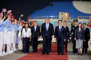　中国の習近平国家主席との会談のため、北京に到着したトランプ米大統領＝１３日（ロイター＝共同）