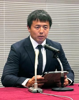 　記者会見する元ボブスレー男子日本代表の村上健二さん＝１３日、東京都内
