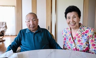 　取材に応じる袴田巌さん（左）と姉ひで子さん＝１３日午後、浜松市