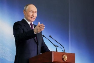 　１３日、モスクワの熱工学研究所で演説するロシアのプーチン大統領（タス＝共同）