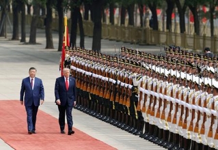 　北京の人民大会堂で歓迎式典に臨むトランプ米大統領（右）と中国の習近平国家主席＝１４日（共同）
