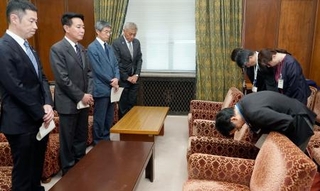　日本維新の会の前原前共同代表（左手前から２人目）らに謝罪する国交省の五十嵐徹人鉄道局長（右手前）＝１４日午後、国会