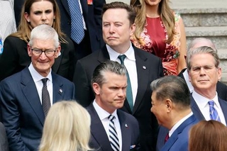 　北京の人民大会堂で歓迎式典に臨む米国のヘグセス国防長官（手前左）と中国の習近平国家主席（同右）。２列目左からアップルのティム・クックＣＥＯ、テスラのイーロン・マスクＣＥＯ、ベセント米財務長官＝１４日（共同）