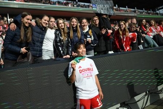　サッカー女子のドイツ・カップで優勝し喜ぶバイエルン・ミュンヘンの谷川萌々子＝１４日、ケルン（ＡＰ＝共同）