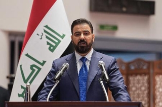 　イラク国会で演説するアリ・ザイディ氏＝１４日、バグダッド（イラク大統領府提供、ＡＰ＝共同）