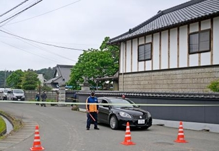 　強盗殺人事件があった富山英子さんの住宅付近＝１５日午前、栃木県上三川町