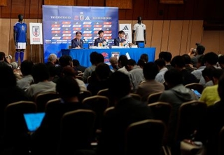 　サッカーＷ杯北中米３カ国大会に臨む日本代表メンバーを発表し記者会見する森保一監督（奥中央）＝１５日、東京都内