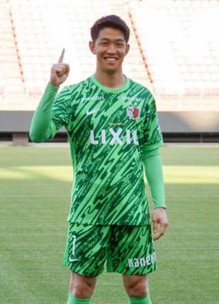 　サッカーＷ杯北中米３カ国大会に臨む日本代表に選出されポーズをとる鹿島・ＧＫ早川＝１５日、メルスタ