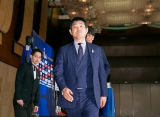 　サッカーＷ杯北中米３カ国大会に臨む日本代表メンバー発表記者会見を終え、引き揚げる森保一監督（手前）＝１５日、東京都内