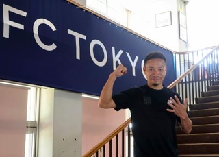 　サッカーＷ杯北中米３カ国大会に臨む日本代表に選出されポーズをとるＦＣ東京・長友＝東京都小平市