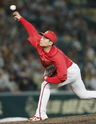 　完封で４勝目を挙げた広島・栗林＝甲子園