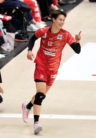 　サントリー-大阪Ｂ　第２セット、スパイクを決め笑顔のサントリー・高橋藍＝横浜アリーナ