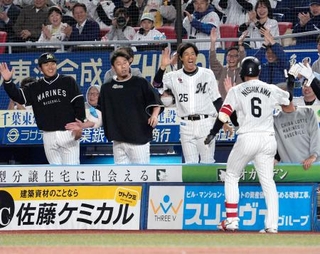 　７回、決勝３ランを放った西川（手前）を迎えるロッテナイン＝ＺＯＺＯマリン