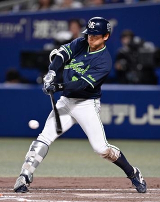 　８回ヤクルト２死二、三塁、岩田が二塁へ逆転の２点内野安打を放つ＝バンテリンドーム