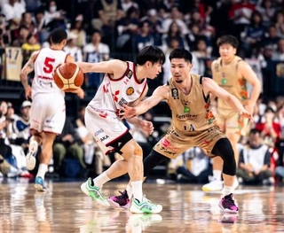　名古屋Ｄ戦で相手をマークする琉球の岸本（右）＝沖縄サントリーアリーナ（（Ｃ）Ｂ．ＬＥＡＧＵＥ）