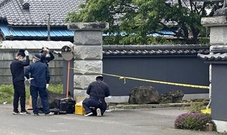 　強盗殺人事件があった女性の住宅前に集まった捜査関係者＝１５日、栃木県上三川町