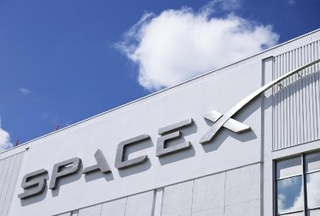 　スペースＸのロゴ＝４月、米カリフォルニア州（ゲッティ＝共同）