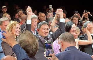 　カンヌ国際映画祭で「急に具合が悪くなる」の公式上映後、手をつないで喜びの表情を見せる（左から）ビルジニー・エフィラさん、濱口竜介監督、岡本多緒さん＝１５日、フランス・カンヌ（共同）