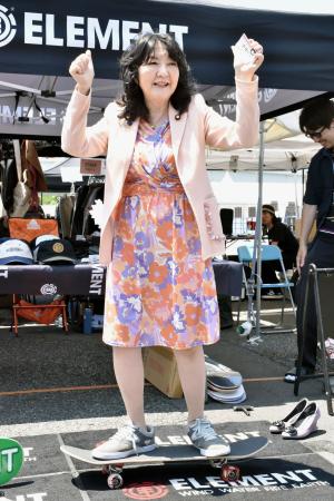 　東京・お台場のイベントで、スケートボードに乗る片山財務相＝１６日午前