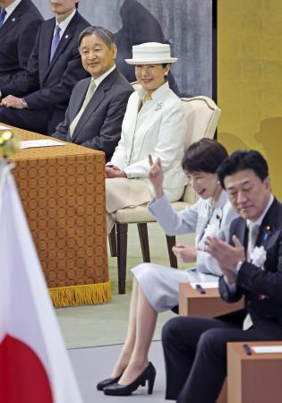 　「昭和１００年記念式典」で演奏を聞かれる天皇、皇后両陛下。（手前から）木原官房長官、高市首相＝４月、東京・日本武道館