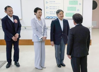 　愛媛県大洲市の長浜保健センターに到着された天皇、皇后両陛下＝１６日午後（代表撮影）