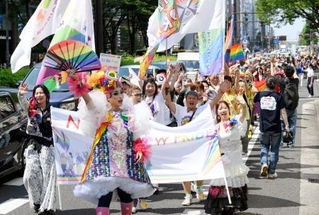 　性的少数者の権利と尊厳を守ることを求め、名古屋市中心部をパレードする人たち＝１６日午後