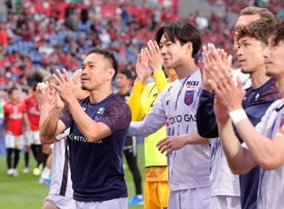 　浦和とのＰＫ戦を制しサポーターの声援に応えるＦＣ東京・長友（左端）ら＝埼玉スタジアム