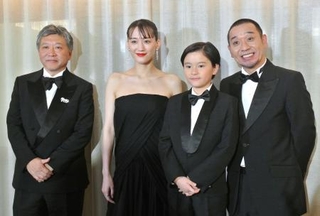 　カンヌ国際映画祭で「箱の中の羊」の公式上映後、取材に応じる（左から）是枝裕和監督、綾瀬はるかさんら＝１６日、フランス・カンヌ（共同）