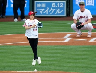 　米大リーグ、エンゼルス-ドジャース戦で始球式を務めるフィギュアスケート女子の島田麻央。マウンド手前でジャンプを披露してから投球した＝アナハイム（共同）