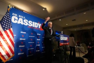 　連邦上院選へ向けた共和党予備選の集会で、支持者に語りかけるカシディ上院議員＝１６日、ルイジアナ州バトンルージュ（ＡＰ＝共同）