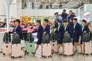 　１７日、韓国の仁川国際空港に到着した北朝鮮の女子サッカー選手ら（共同）