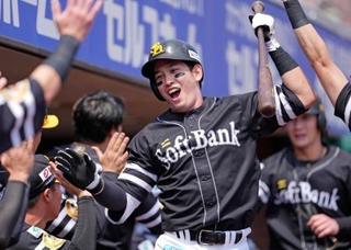 　１回、先制２ランを放ちベンチ前で迎えられるソフトバンク・栗原＝楽天モバイルパーク