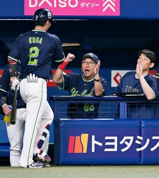 　２回、先制スクイズを決めた古賀（左）を迎えるヤクルト・池山監督＝バンテリンドーム