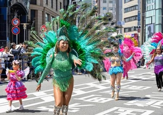 　サンバやダンスのチームが華やかにパレードする神戸まつり＝１７日午後、神戸市