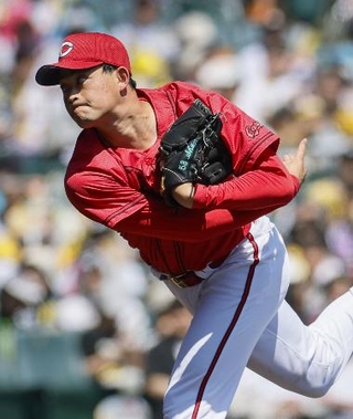 　７回途中無失点で２勝目を挙げた広島・岡本＝甲子園