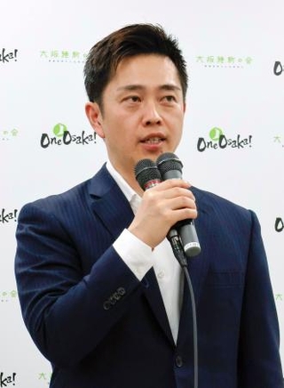 　大阪府知事選に４選を目指して出馬する意向を表明した日本維新の会代表の吉村洋文知事＝１７日夜、大阪市