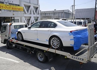 　栃木県上三川町の強盗殺人事件で、犯行に使われたとみられる車＝１６日、栃木県警下野署