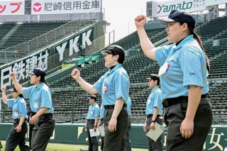 　甲子園球場で行われた全国審判講習会に参加した女性審判員の岩男香澄さん（右端）ら＝４日、兵庫県西宮市