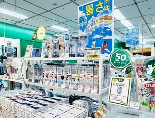 　ハンズ新宿店の暑さ対策グッズを集めた売り場＝４月