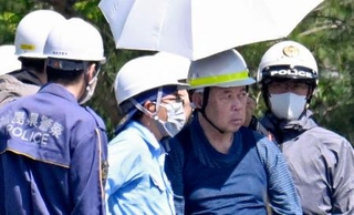 　磐越自動車道バス事故の実況見分に立ち会う若山哲夫容疑者（右から２人目）＝１８日午前９時３２分、福島県郡山市