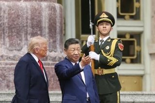 北京の人民大会堂で歓迎式典に臨むトランプ米大統領（左）と中国の習近平国家主席＝２０２６年５月１４日（共同）