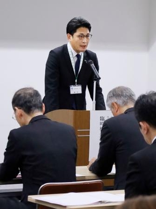 　臨時の校長研修会で発言する新潟県教育委員会の頓所裕史教育次長＝１８日午前、新潟県庁