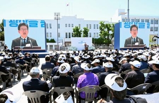 　光州事件の発生から４６年を迎え、韓国・光州市で開かれた犠牲者を悼む政府主催の追悼式典＝１８日（共同）