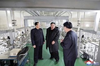　核物質生産基地と核兵器研究所を視察した北朝鮮の金正恩朝鮮労働党総書記（中央）（朝鮮中央通信＝共同）